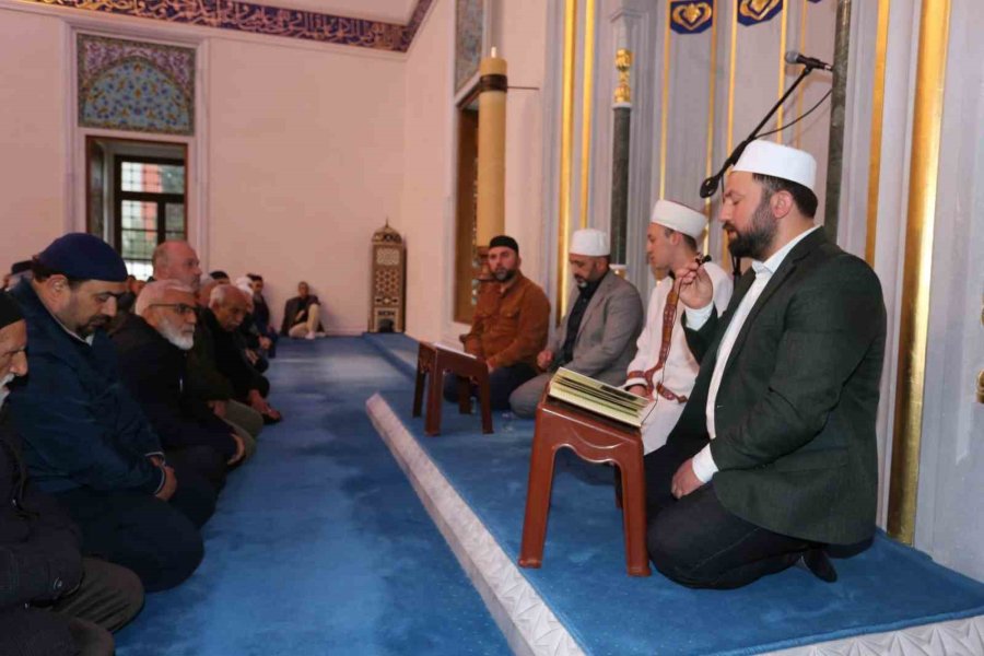 Kepez’de Eller Semaya Depremde Hayatını Kaybedenler İçin Açıldı