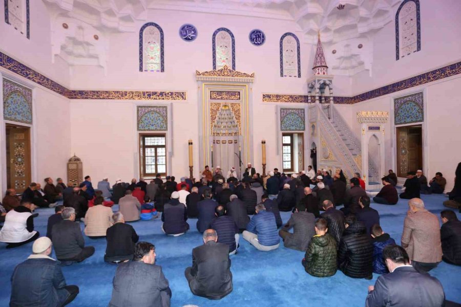 Kepez’de Eller Semaya Depremde Hayatını Kaybedenler İçin Açıldı