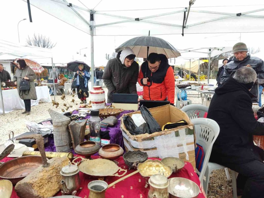 Antikacılar Yağışlı Havalar İçin Kapalı Alan İstiyor