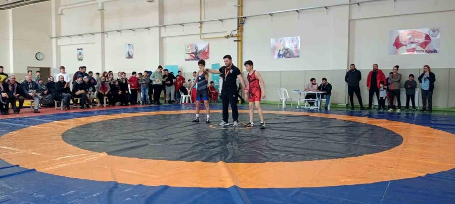 Okul Sporlarında Güreş Müsabakaları Sona Erdi