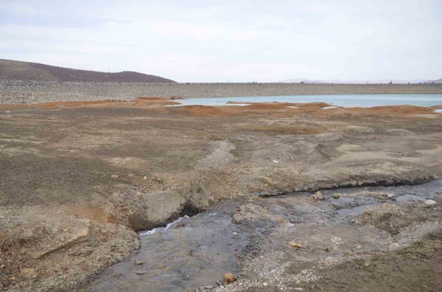 Çiftçilerin 2 Bin Dekarlık Tarım Arazisini Suladığı Gölette Kuraklık Yaşanıyor