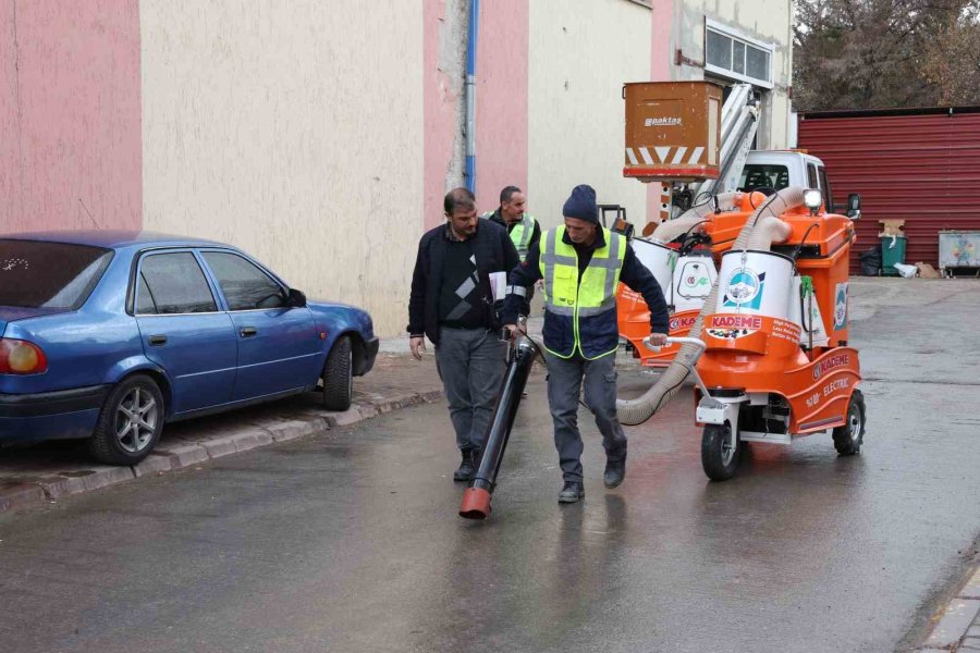 Büyükşehir, Parkları Yüzde Yüz Yerli Ve Elektrikli Süpürge Makinesi İle Süpürecek