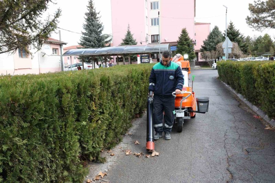 Büyükşehir, Parkları Yüzde Yüz Yerli Ve Elektrikli Süpürge Makinesi İle Süpürecek