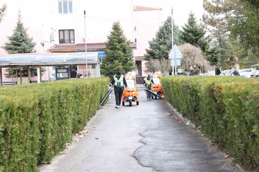 Büyükşehir, Parkları Yüzde Yüz Yerli Ve Elektrikli Süpürge Makinesi İle Süpürecek