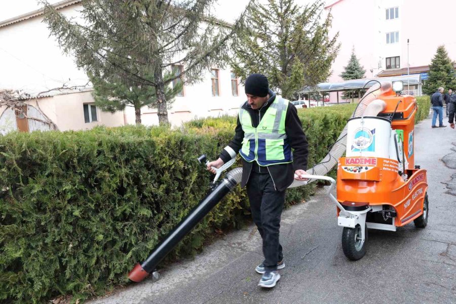 Büyükşehir, Parkları Yüzde Yüz Yerli Ve Elektrikli Süpürge Makinesi İle Süpürecek
