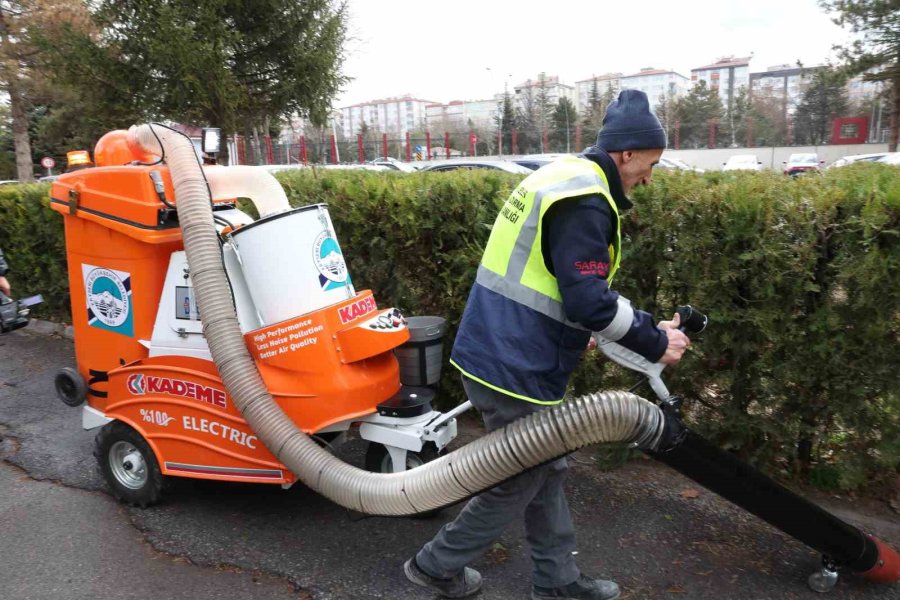 Büyükşehir, Parkları Yüzde Yüz Yerli Ve Elektrikli Süpürge Makinesi İle Süpürecek