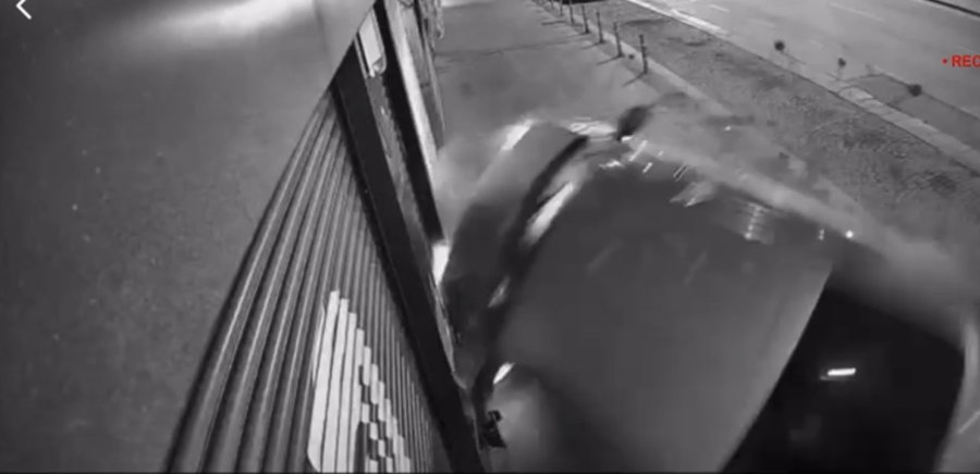 Kontrolden Çıkan Otomobilin İş Yerine Çarptığı Kaza Kameraya Yansıdı