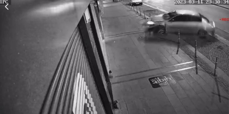 Kontrolden Çıkan Otomobilin İş Yerine Çarptığı Kaza Kameraya Yansıdı