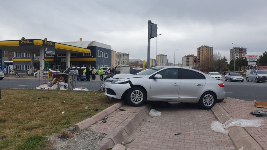 Otomobille Çarpışan Moped Sürücüsü Hayatını Kaybetti