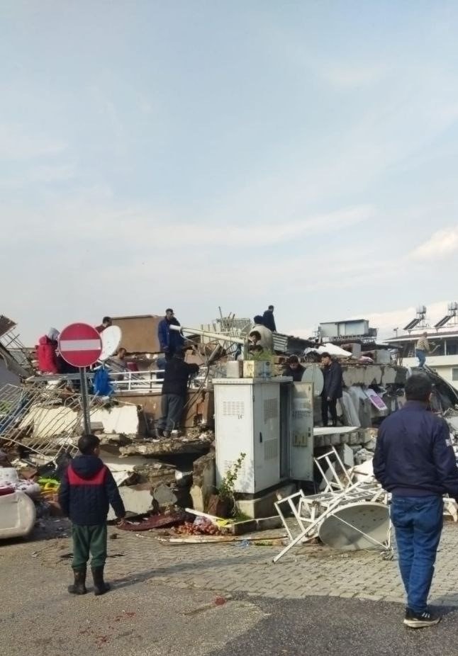 Depremde Ailesinden Geriye Fotoğraf Albümü Kaldı