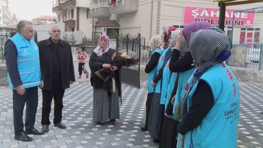 Malatyalı Depremzede Aileye Kayseri’deki Yeni Evlerinde Çiçekli Karşılama