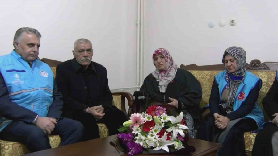 Malatyalı Depremzede Aileye Kayseri’deki Yeni Evlerinde Çiçekli Karşılama