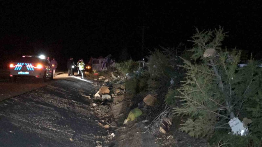 Konya’da Kamyonet Ağaçlara Çarptı: Sürücü Öldü, Oğlu Yaralandı
