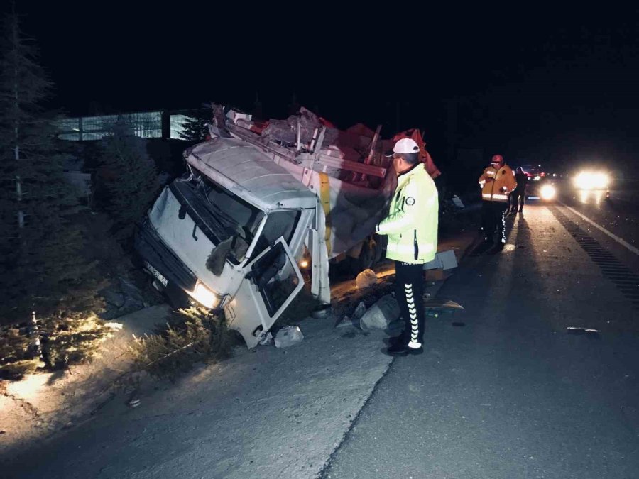Konya’da Kamyonet Ağaçlara Çarptı: Sürücü Öldü, Oğlu Yaralandı