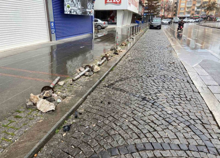 Kontrolden Çıkan Otomobilin İş Yerine Çarptığı Kaza Kameraya Yansıdı