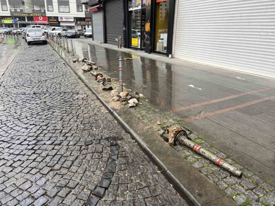 Kontrolden Çıkan Otomobilin İş Yerine Çarptığı Kaza Kameraya Yansıdı