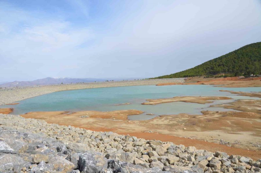 Çiftçilerin 2 Bin Dekarlık Tarım Arazisini Suladığı Gölette Kuraklık Yaşanıyor