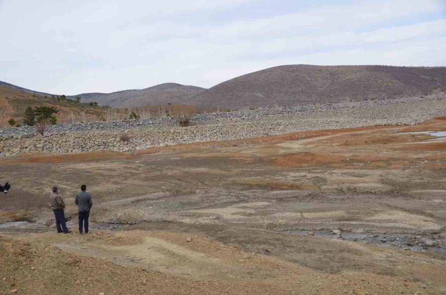 Çiftçilerin 2 Bin Dekarlık Tarım Arazisini Suladığı Gölette Kuraklık Yaşanıyor