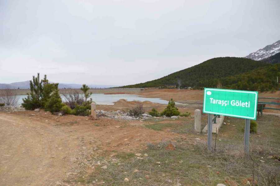 Çiftçilerin 2 Bin Dekarlık Tarım Arazisini Suladığı Gölette Kuraklık Yaşanıyor