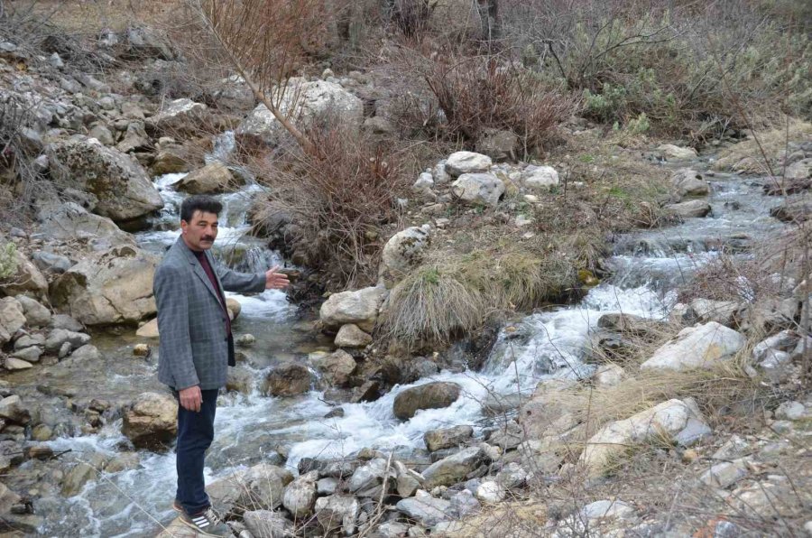 Çiftçilerin 2 Bin Dekarlık Tarım Arazisini Suladığı Gölette Kuraklık Yaşanıyor