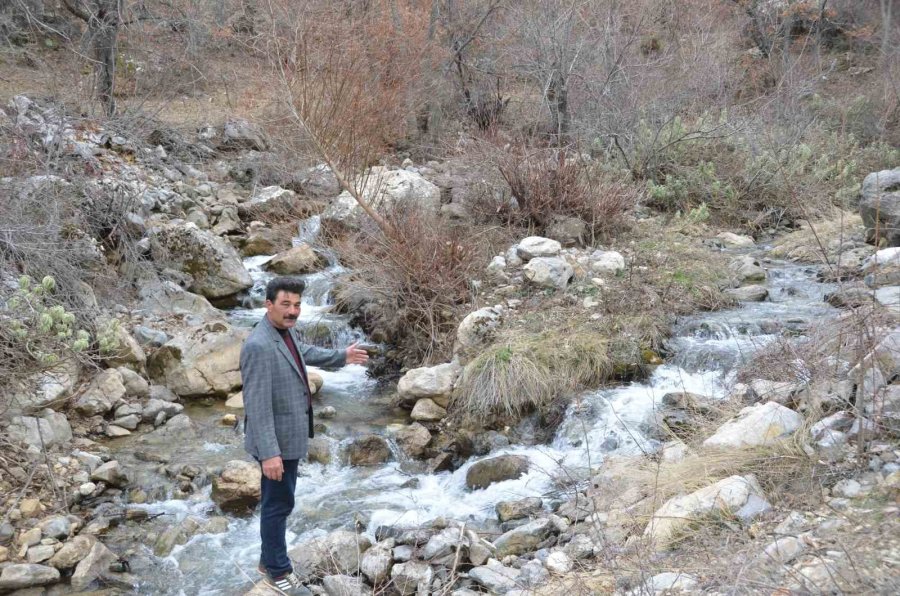 Çiftçilerin 2 Bin Dekarlık Tarım Arazisini Suladığı Gölette Kuraklık Yaşanıyor