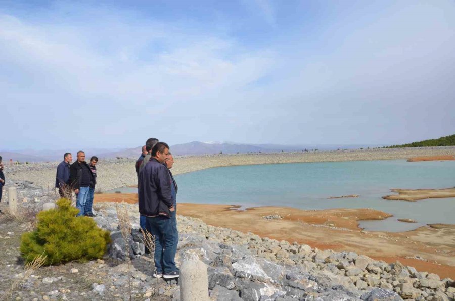 Çiftçilerin 2 Bin Dekarlık Tarım Arazisini Suladığı Gölette Kuraklık Yaşanıyor