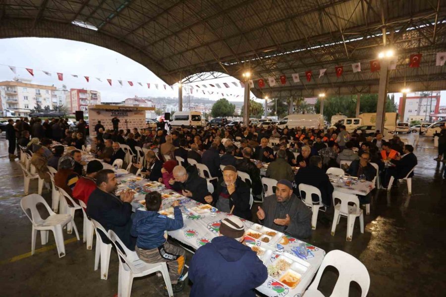 Kepez’de Eller Semaya Depremde Hayatını Kaybedenler İçin Açıldı