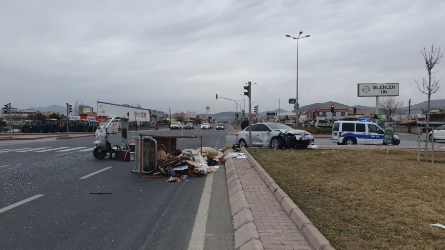 Otomobille Çarpışan Moped Sürücüsü Hayatını Kaybetti