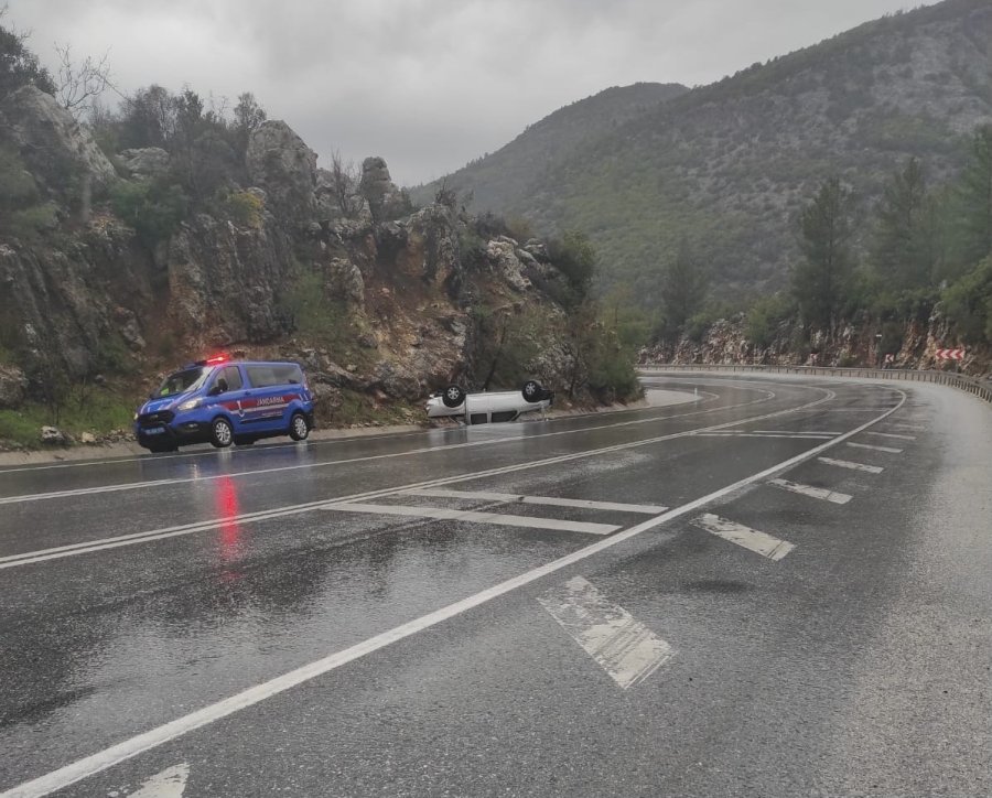 Antalya’da İki Ayrı Trafik Kazasında 6 Kişi Yaralandı