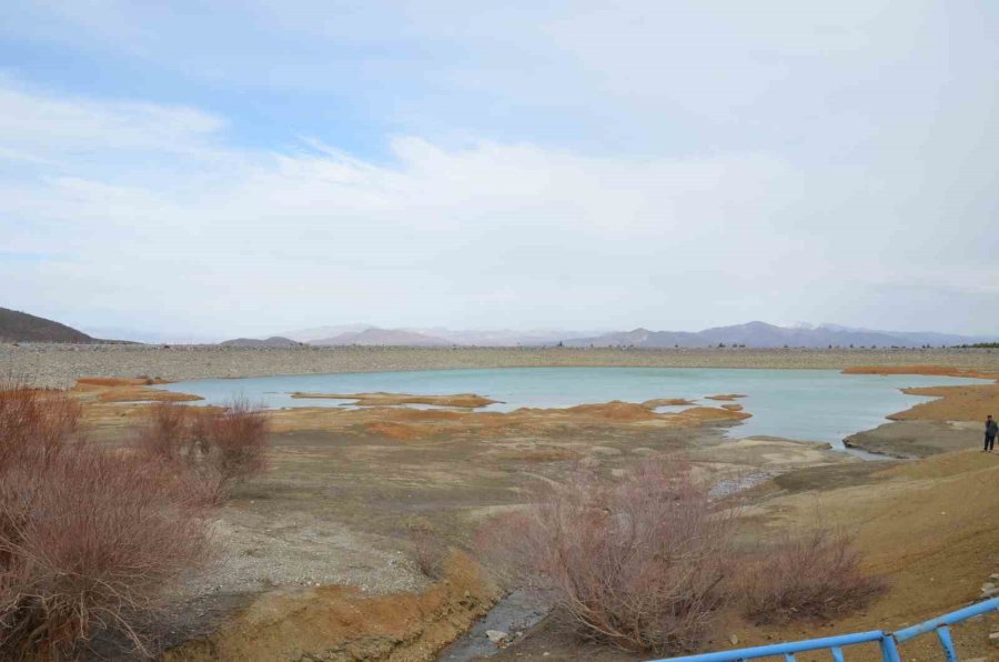 Çiftçilerin 2 Bin Dekarlık Tarım Arazisini Suladığı Gölette Kuraklık Yaşanıyor