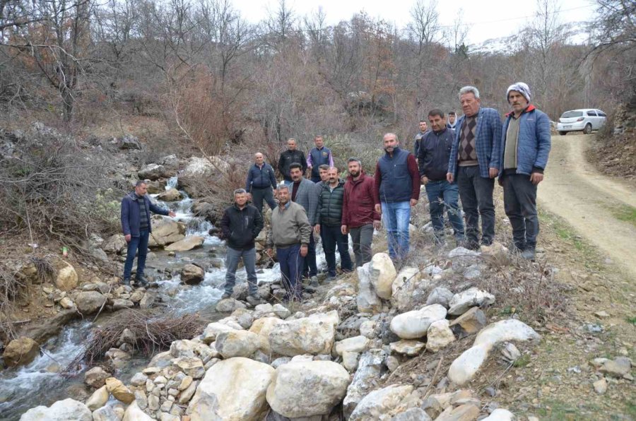 Çiftçilerin 2 Bin Dekarlık Tarım Arazisini Suladığı Gölette Kuraklık Yaşanıyor