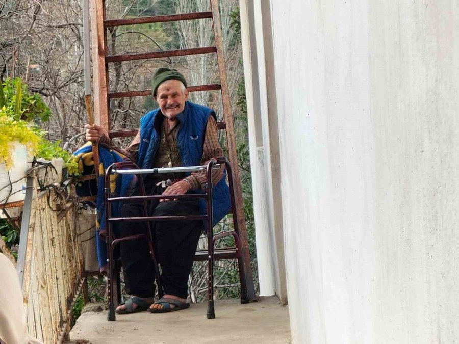 Evinin Önüne Yol Yapılan Engelli Hüseyin Amca, Sırtta Taşınmaktan Kurtuldu