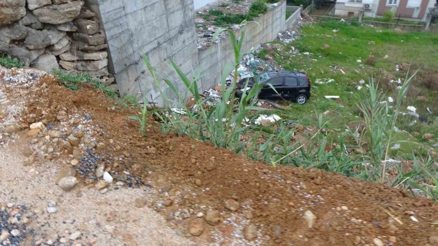 Kontrolden Çıkan Otomobil 10 Metreden Aşağıya Uçtu: 1 Yaralı