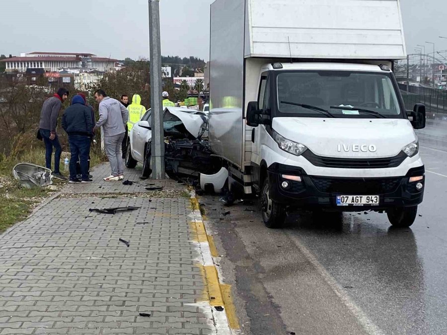 Önce Kaldırıma Ardından Park Halindeki Araca Arkadan Çarptı