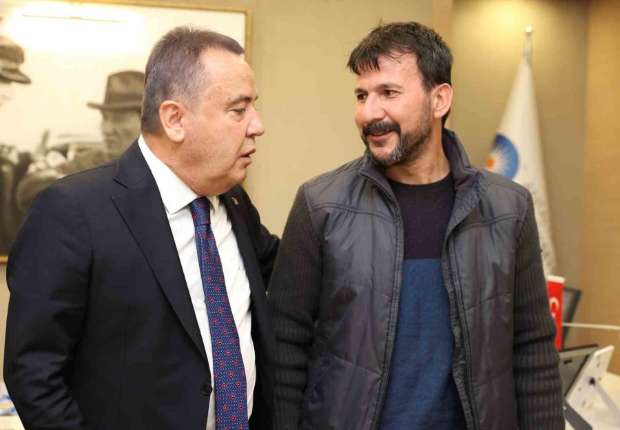 Enkazdan 162. Saat Sonra Sağ Çıkan Depremzede, Onu Kurtaran Kahramanlarıyla Buluştu