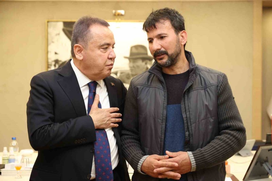 Enkazdan 162. Saat Sonra Sağ Çıkan Depremzede, Onu Kurtaran Kahramanlarıyla Buluştu