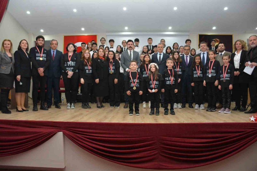 Öğrenciler Kazandıkları Para Ödülünü Depremzedelere Bağışladı