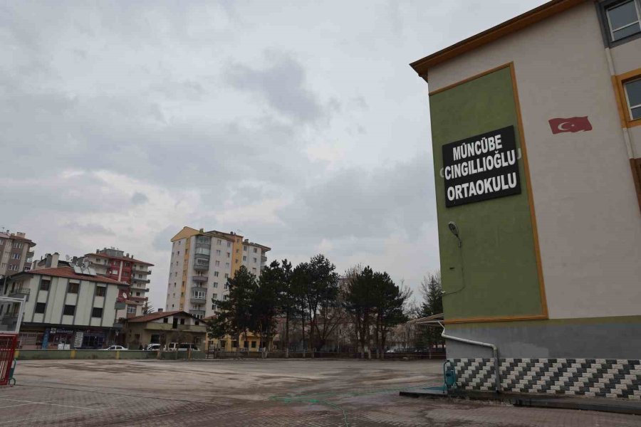 Büyükşehir, Yıkımını Tamamladığı Okulun Bahçesine Asfalt Döktü