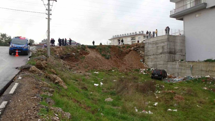 Kontrolden Çıkan Otomobil 10 Metreden Aşağıya Uçtu: 1 Yaralı