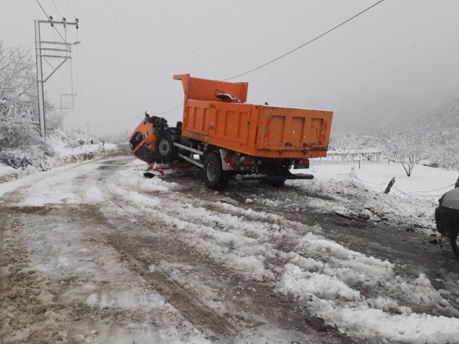 Konya’da Karla Mücadele Kamyonu Kaza Yaptı: 2 Yaralı