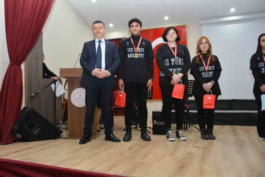 Öğrenciler Kazandıkları Para Ödülünü Depremzedelere Bağışladı