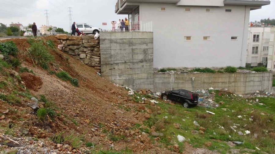 Kontrolden Çıkan Otomobil 10 Metreden Aşağıya Uçtu: 1 Yaralı