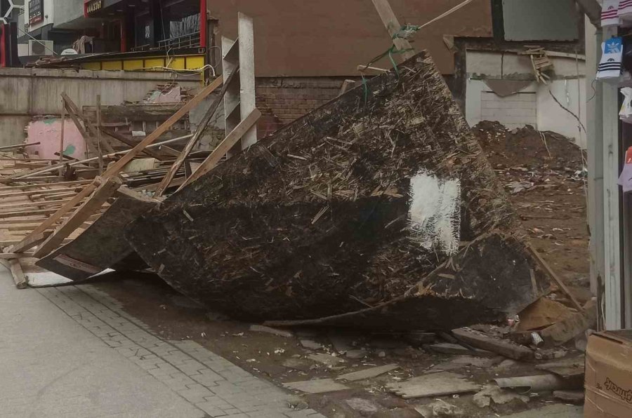 Rüzgârın Etkisiyle Devrilen Tahta Duvarlar Kaldırılmayı Bekliyor