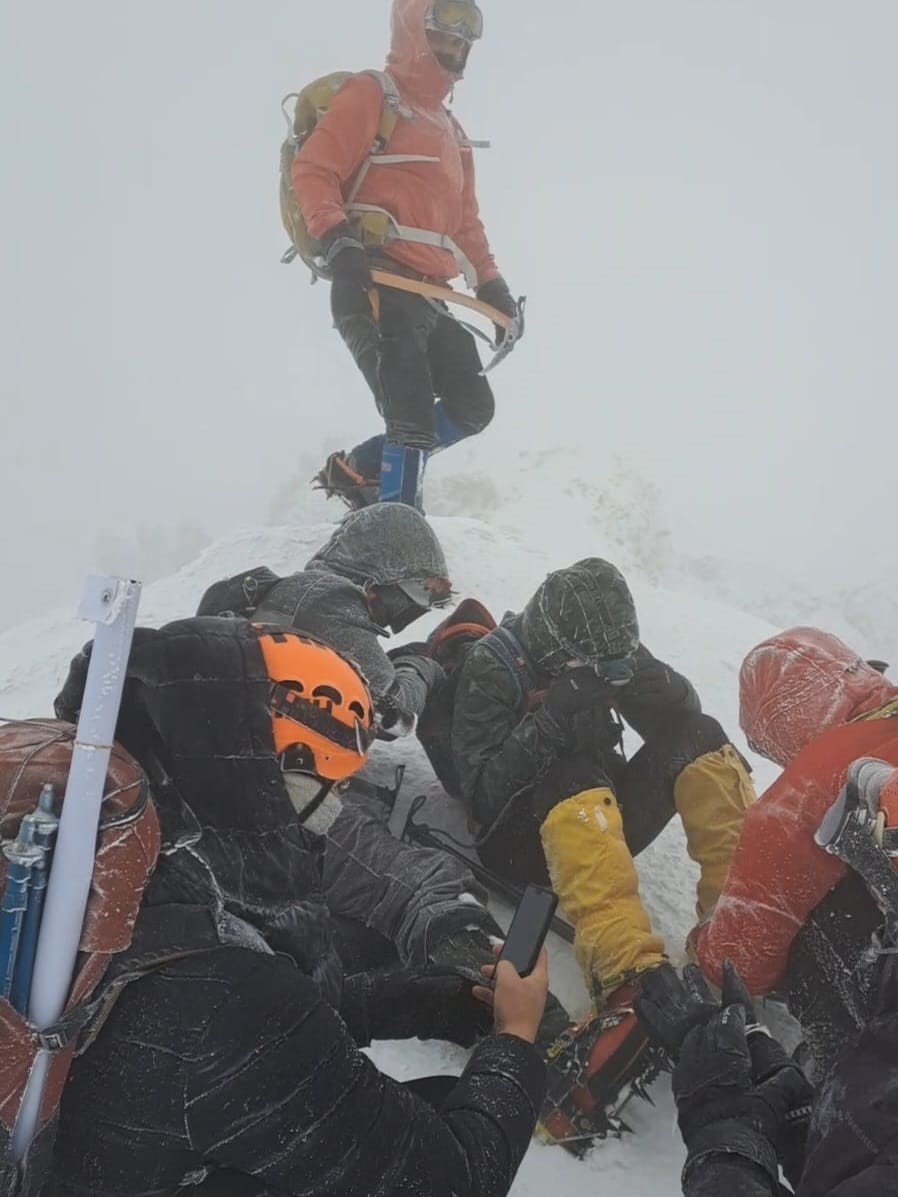 Deprem Şehitlerini Zirvede Andılar