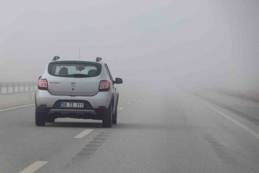 Aksaray’da Yoğun Sis Görüş Mesafesini 10 Metreye Düşürdü