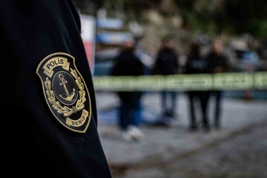 Antalya’da Denizde 17-18 Yaşlarında Erkek Cesedi Bulundu