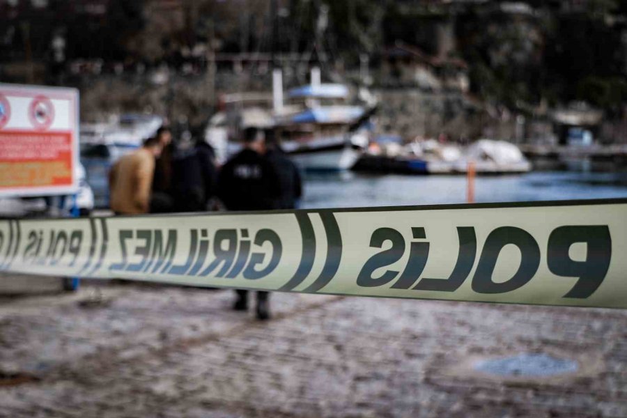 Antalya’da Denizde 17-18 Yaşlarında Erkek Cesedi Bulundu