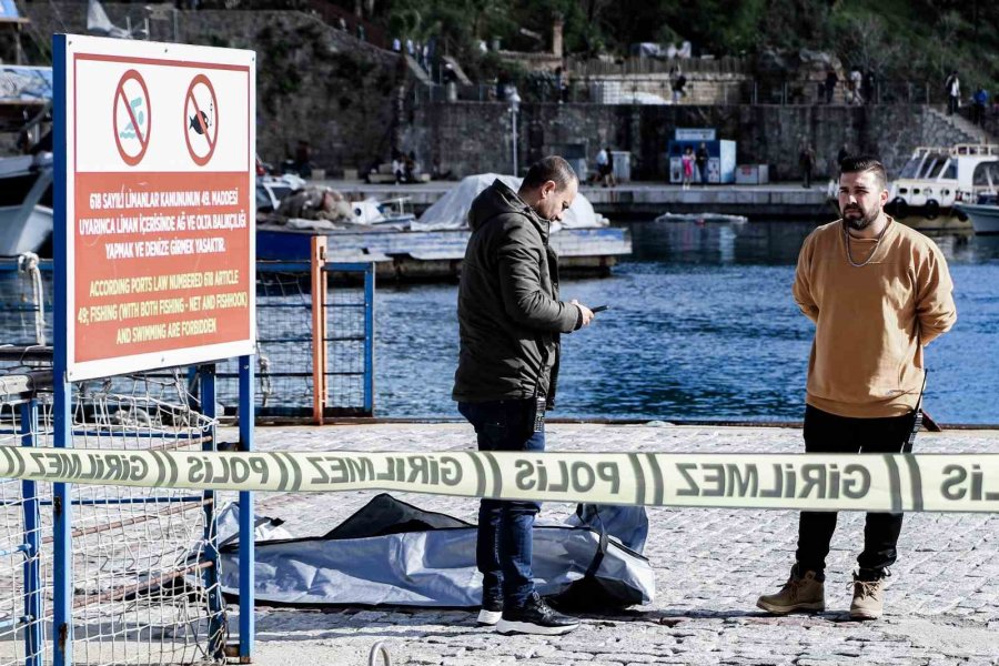 Antalya’da Denizde 17-18 Yaşlarında Erkek Cesedi Bulundu