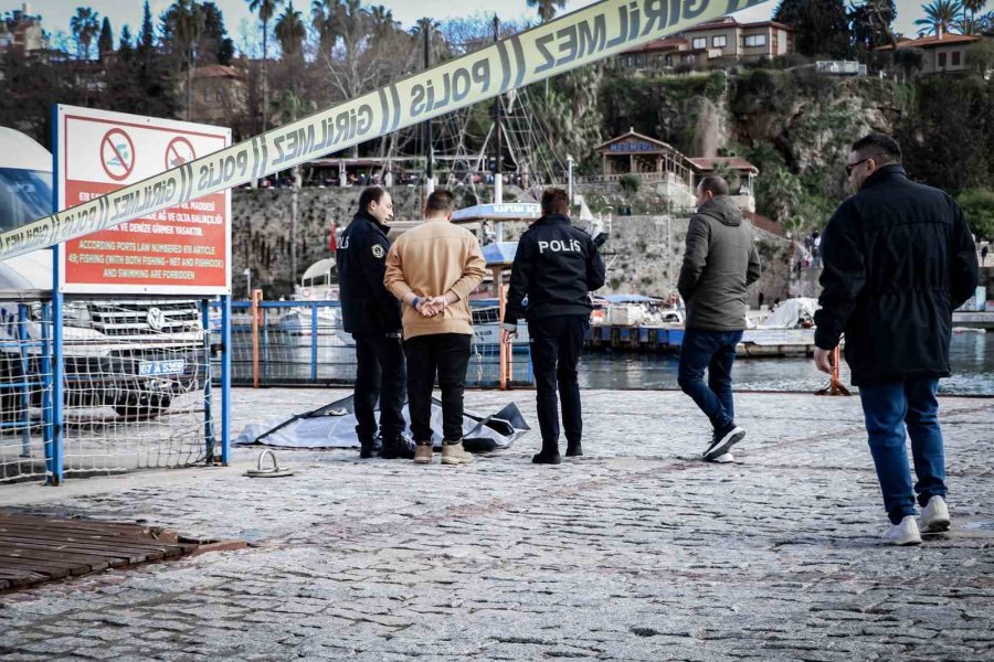 Antalya’da Denizde 17-18 Yaşlarında Erkek Cesedi Bulundu