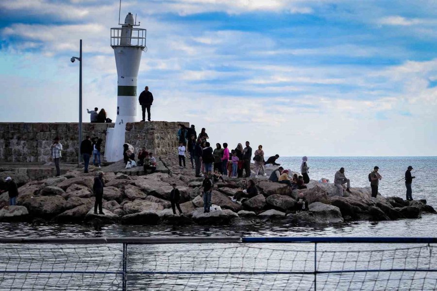 Antalya’da Denizde 17-18 Yaşlarında Erkek Cesedi Bulundu